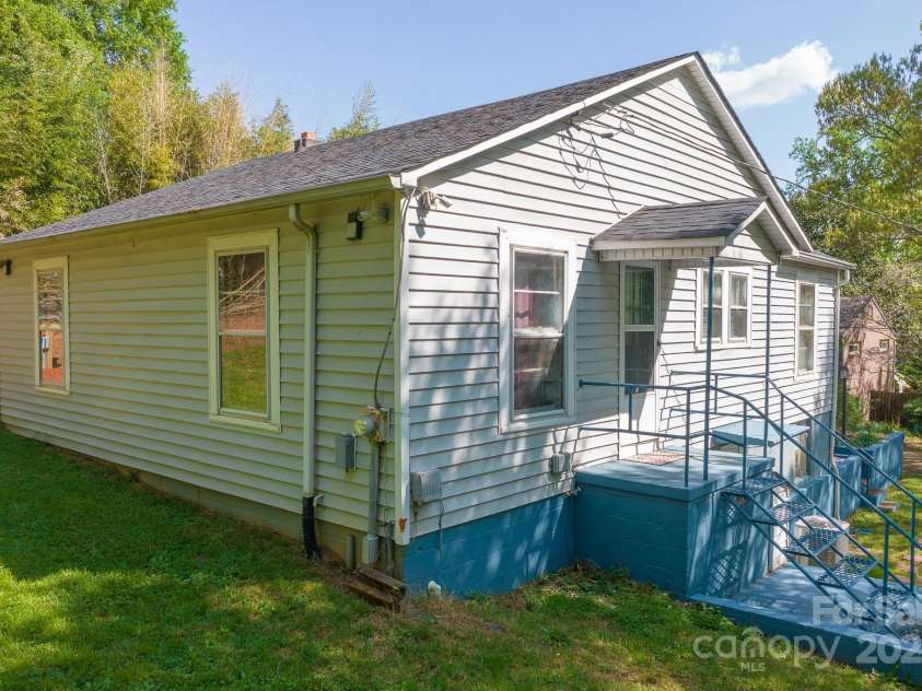 4445 Pioneer Drive, Hickory, NC 28601.  MLS# CAR4241445, YatesRealty ID 5494. 