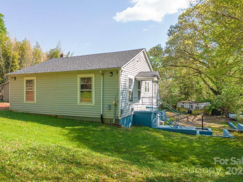 4445 Pioneer Drive, Hickory, NC 28601.  MLS# CAR4241445, YatesRealty ID 5494. 