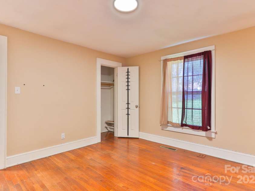 4445 Pioneer Drive, Hickory, NC 28601.  MLS# CAR4241445, YatesRealty ID 5494. 