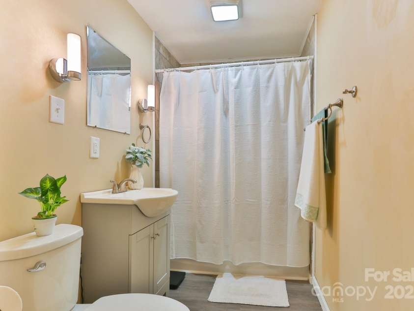 4445 Pioneer Drive, Hickory, NC 28601.  MLS# CAR4241445, YatesRealty ID 5494. 