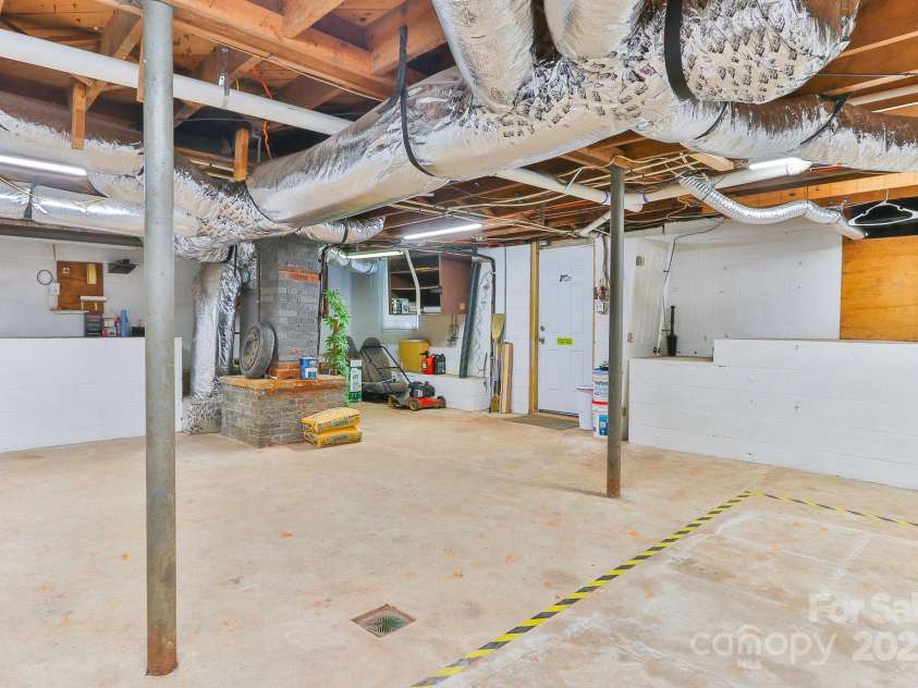 4445 Pioneer Drive, Hickory, NC 28601.  MLS# CAR4241445, YatesRealty ID 5494. 