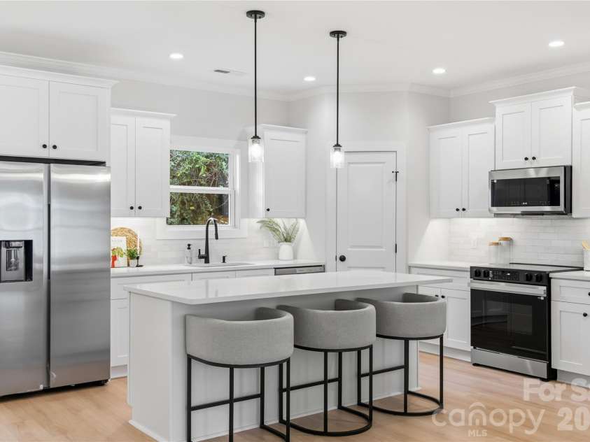 3628 Glenwood Drive, Charlotte, NC 28208.  MLS# CAR4424579, YatesRealty ID 54942. Representation