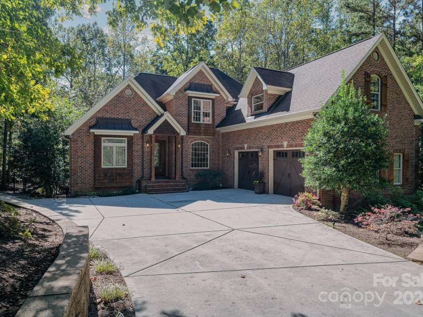 7029 Pebble Bay Drive, Denver, NC 28037.  MLS# CAR4192335, YatesRealty ID 5495. Oversized two car garage! Approximately 21'x36'