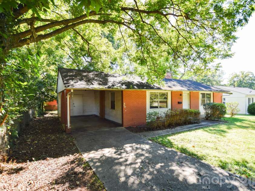 2715 Southwest Boulevard, Charlotte, NC 28216.  MLS# CAR4431753, YatesRealty ID 54955. 