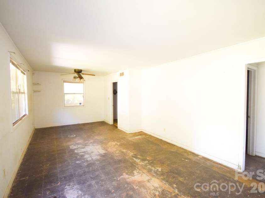 2715 Southwest Boulevard, Charlotte, NC 28216.  MLS# CAR4431753, YatesRealty ID 54955. 