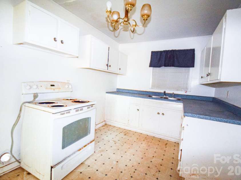 2715 Southwest Boulevard, Charlotte, NC 28216.  MLS# CAR4431753, YatesRealty ID 54955. 