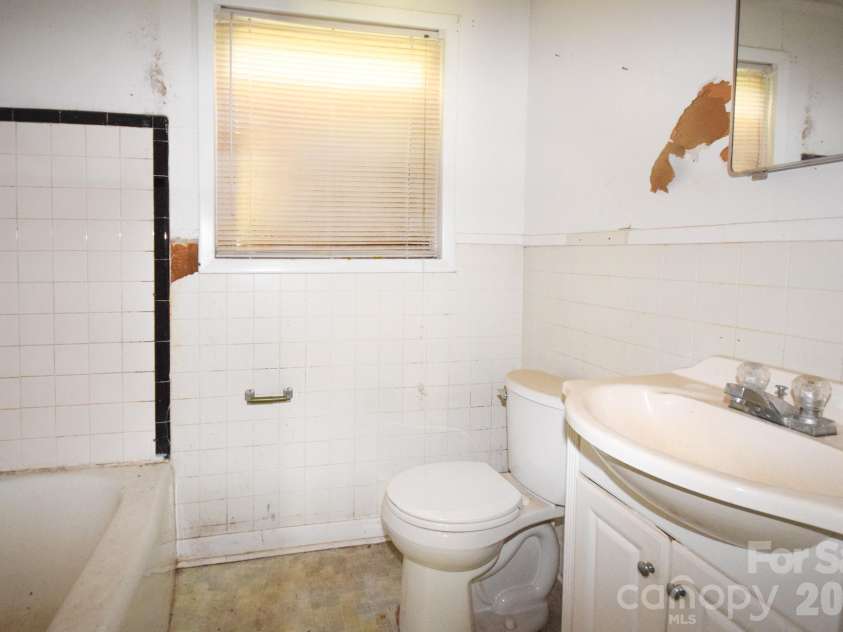 2715 Southwest Boulevard, Charlotte, NC 28216.  MLS# CAR4431753, YatesRealty ID 54955. 