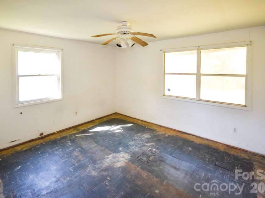 2715 Southwest Boulevard, Charlotte, NC 28216.  MLS# CAR4431753, YatesRealty ID 54955. 