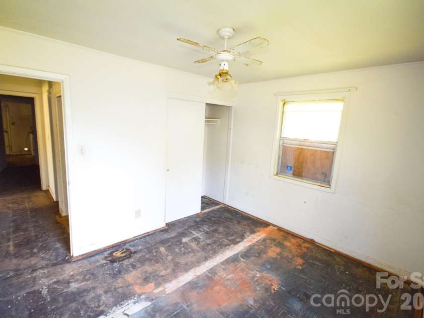 2715 Southwest Boulevard, Charlotte, NC 28216.  MLS# CAR4431753, YatesRealty ID 54955. 