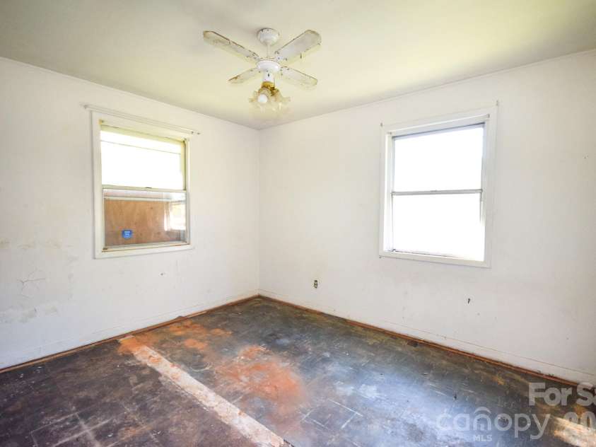 2715 Southwest Boulevard, Charlotte, NC 28216.  MLS# CAR4431753, YatesRealty ID 54955. 