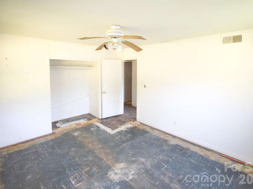 2715 Southwest Boulevard, Charlotte, NC 28216.  MLS# CAR4431753, YatesRealty ID 54955. 