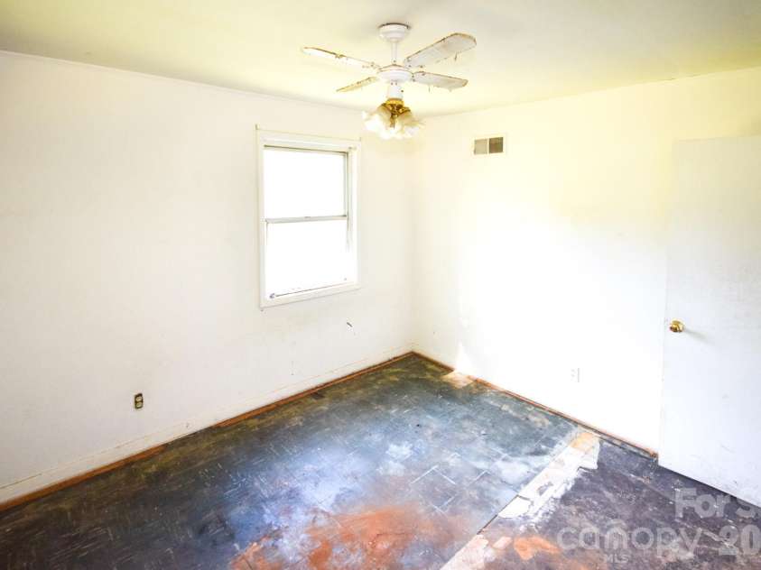 2715 Southwest Boulevard, Charlotte, NC 28216.  MLS# CAR4431753, YatesRealty ID 54955. 