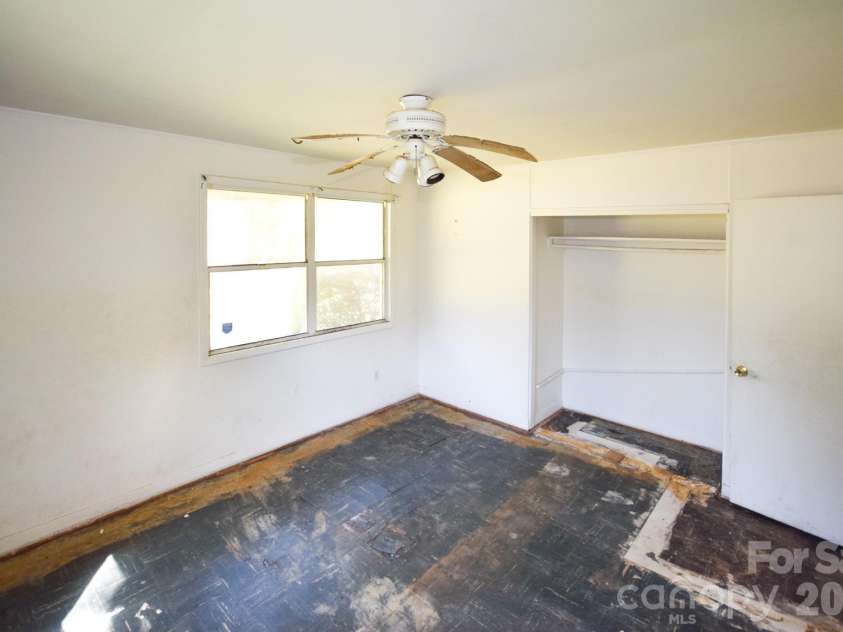 2715 Southwest Boulevard, Charlotte, NC 28216.  MLS# CAR4431753, YatesRealty ID 54955. 