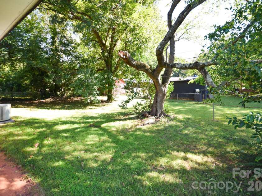 2715 Southwest Boulevard, Charlotte, NC 28216.  MLS# CAR4431753, YatesRealty ID 54955. 