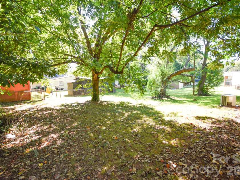 2715 Southwest Boulevard, Charlotte, NC 28216.  MLS# CAR4431753, YatesRealty ID 54955. 