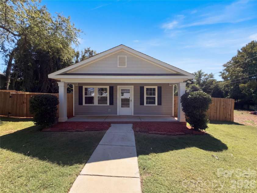 413 Greenwood Drive, Charlotte, NC 28217.  MLS# CAR4431801, YatesRealty ID 54958. 