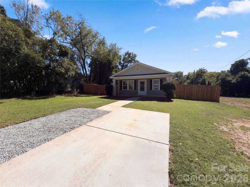 413 Greenwood Drive, Charlotte, NC 28217.  MLS# CAR4431801, YatesRealty ID 54958. 