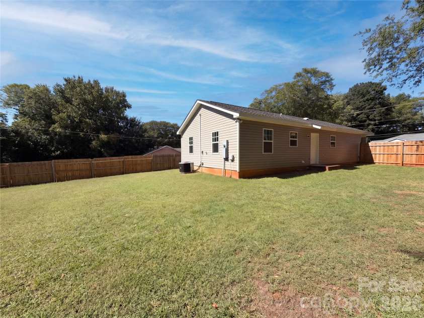 413 Greenwood Drive, Charlotte, NC 28217.  MLS# CAR4431801, YatesRealty ID 54958. 