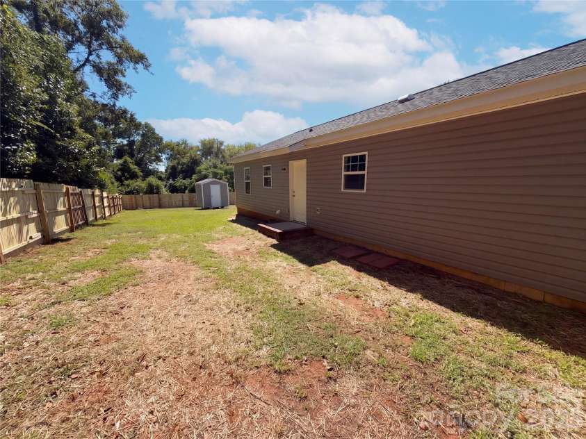413 Greenwood Drive, Charlotte, NC 28217.  MLS# CAR4431801, YatesRealty ID 54958. 
