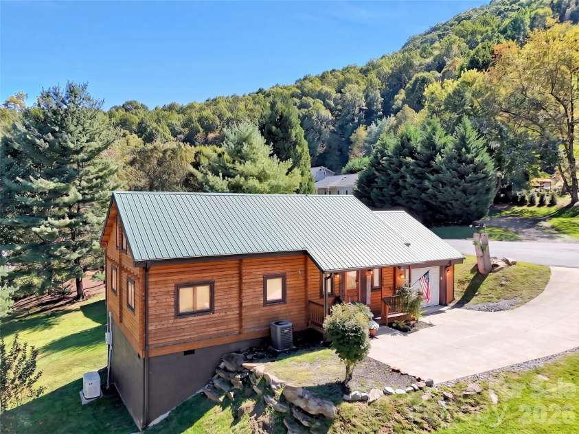 200 Linsonwood Ridge, Waynesville, NC 28786.  MLS# CAR4431585, YatesRealty ID 54960. 