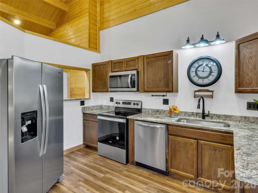 200 Linsonwood Ridge, Waynesville, NC 28786.  MLS# CAR4431585, YatesRealty ID 54960. 