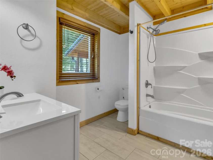 200 Linsonwood Ridge, Waynesville, NC 28786.  MLS# CAR4431585, YatesRealty ID 54960. 