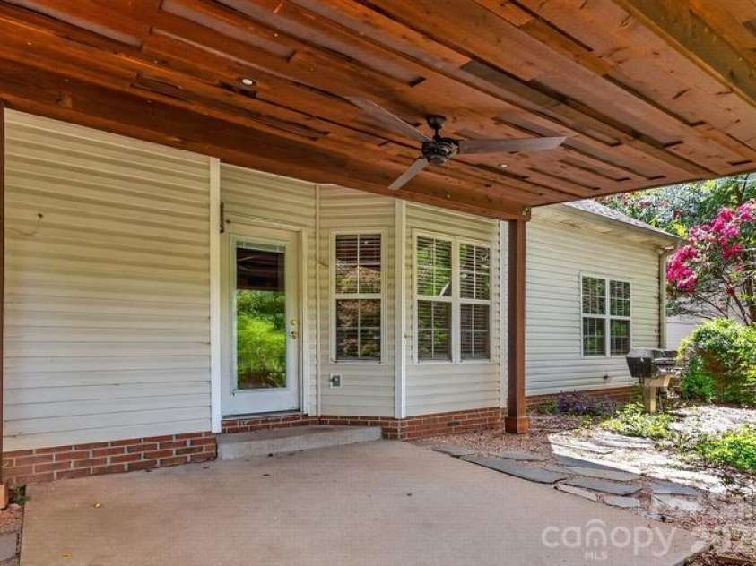1021 Stinson Glen Lane, Charlotte, NC 28214.  MLS# CAR4431847, YatesRealty ID 54976. 