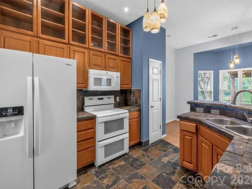 1021 Stinson Glen Lane, Charlotte, NC 28214.  MLS# CAR4431847, YatesRealty ID 54976. 