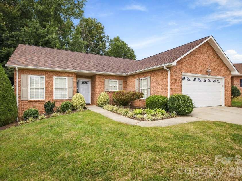 1211 Wexford Village Circle, Lenoir, NC 28645.  MLS# CAR4425548, YatesRealty ID 54977. 