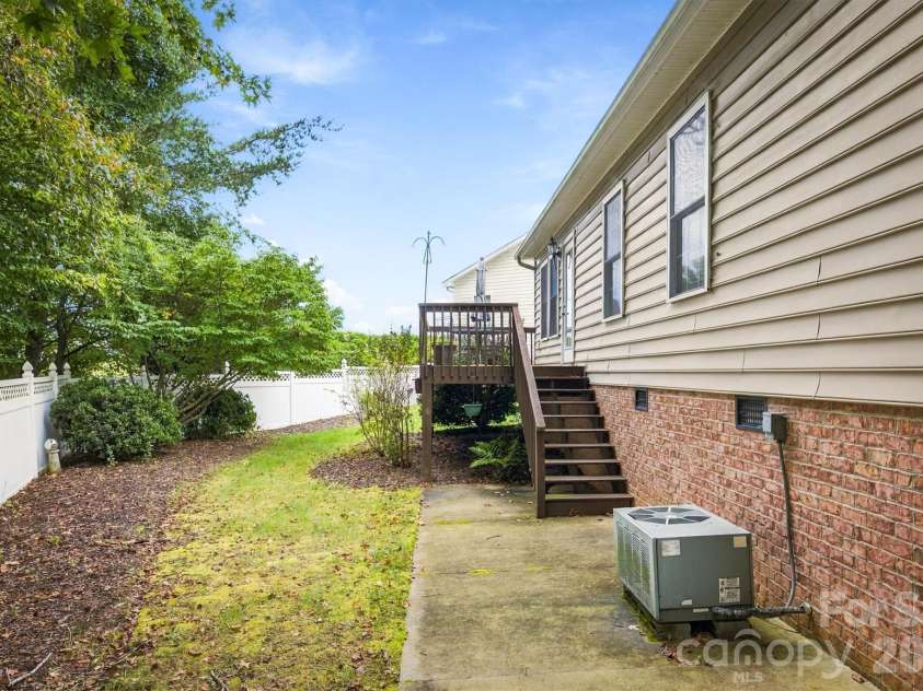 1211 Wexford Village Circle, Lenoir, NC 28645.  MLS# CAR4425548, YatesRealty ID 54977. 