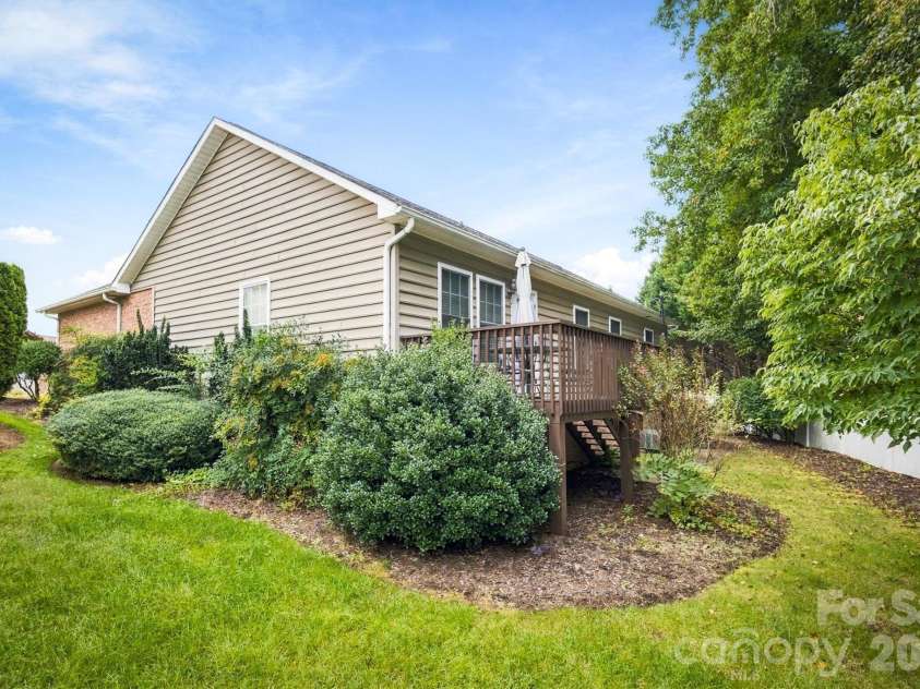 1211 Wexford Village Circle, Lenoir, NC 28645.  MLS# CAR4425548, YatesRealty ID 54977. 