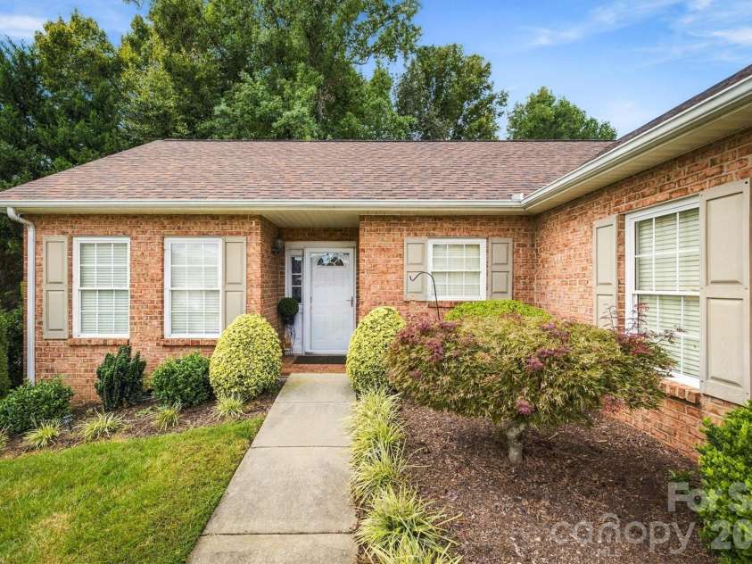1211 Wexford Village Circle, Lenoir, NC 28645.  MLS# CAR4425548, YatesRealty ID 54977. 
