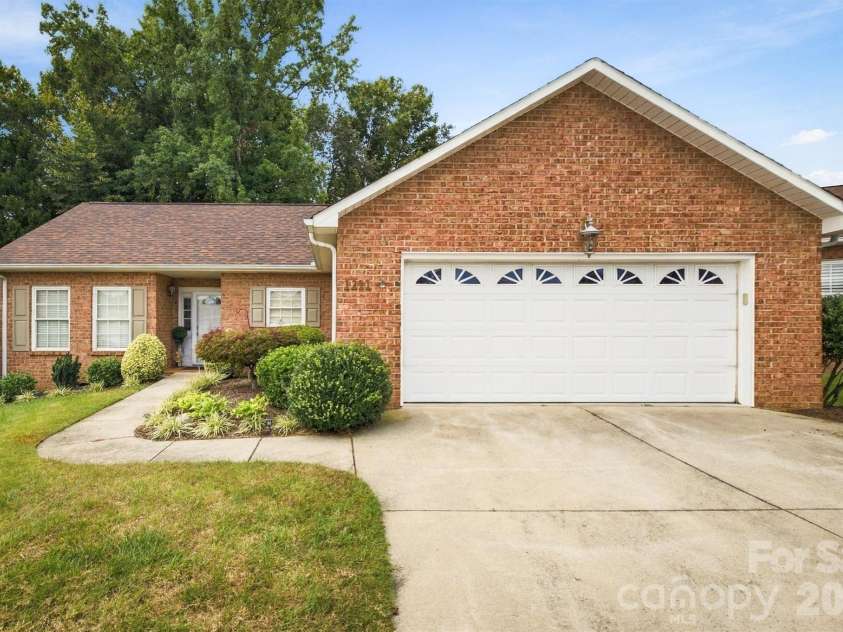1211 Wexford Village Circle, Lenoir, NC 28645.  MLS# CAR4425548, YatesRealty ID 54977. 