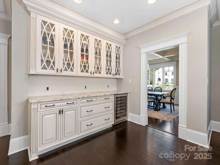 2030 Radcliffe Avenue, Charlotte, NC 28207.  MLS# CAR4244350, YatesRealty ID 5498. Bar