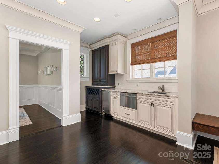 2030 Radcliffe Avenue, Charlotte, NC 28207.  MLS# CAR4244350, YatesRealty ID 5498. Bar