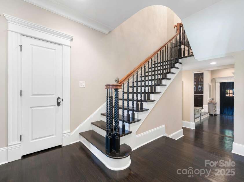2030 Radcliffe Avenue, Charlotte, NC 28207.  MLS# CAR4244350, YatesRealty ID 5498. Foyer