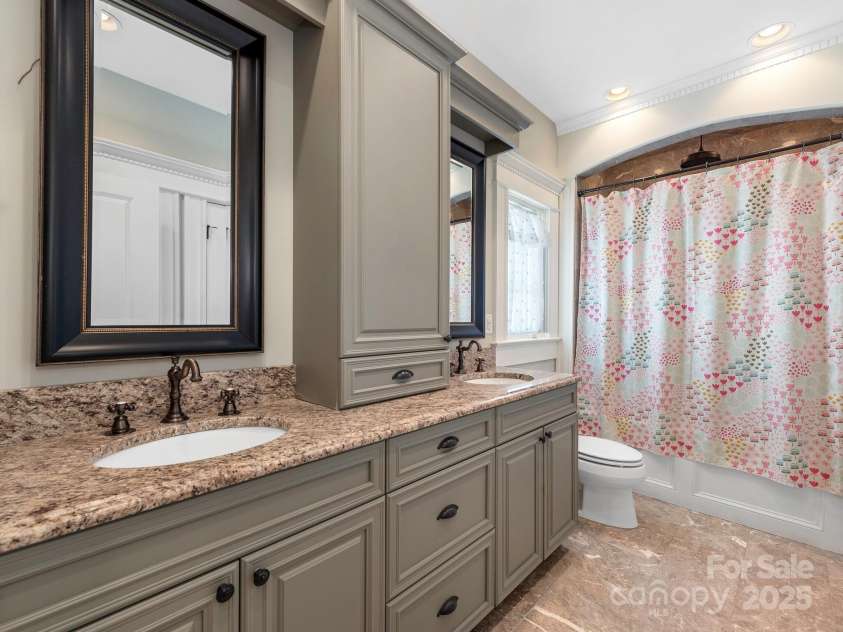 2030 Radcliffe Avenue, Charlotte, NC 28207.  MLS# CAR4244350, YatesRealty ID 5498. Full Bath