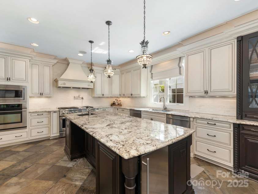 2030 Radcliffe Avenue, Charlotte, NC 28207.  MLS# CAR4244350, YatesRealty ID 5498. Kitchen