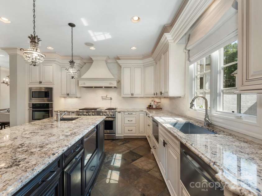 2030 Radcliffe Avenue, Charlotte, NC 28207.  MLS# CAR4244350, YatesRealty ID 5498. Kitchen