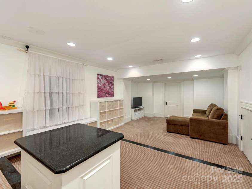 2030 Radcliffe Avenue, Charlotte, NC 28207.  MLS# CAR4244350, YatesRealty ID 5498. Lower Level