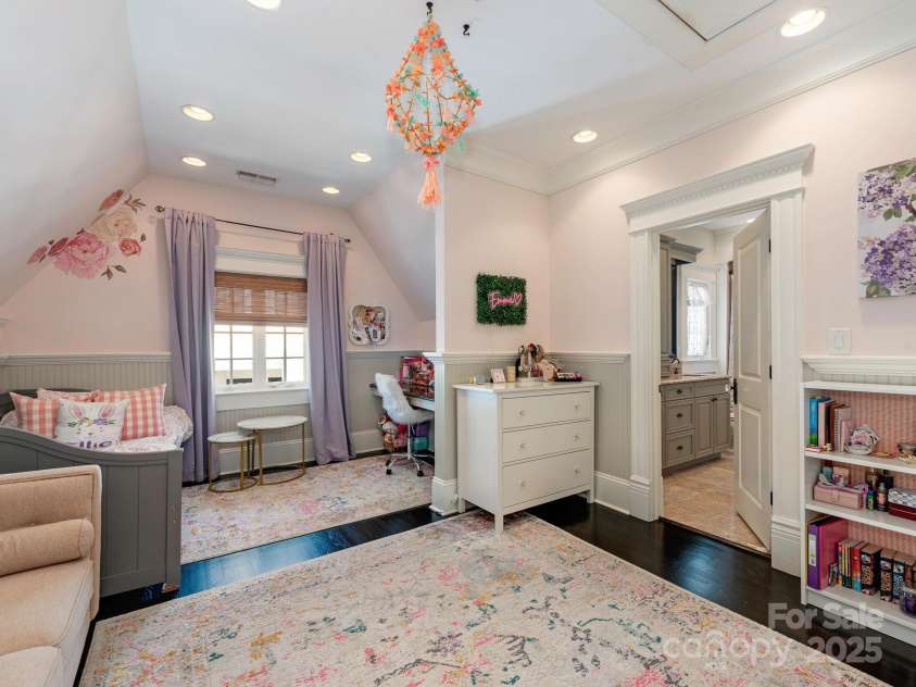 2030 Radcliffe Avenue, Charlotte, NC 28207.  MLS# CAR4244350, YatesRealty ID 5498. Middle Bedroom