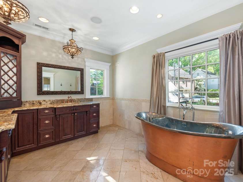 2030 Radcliffe Avenue, Charlotte, NC 28207.  MLS# CAR4244350, YatesRealty ID 5498. Primary Bathroom