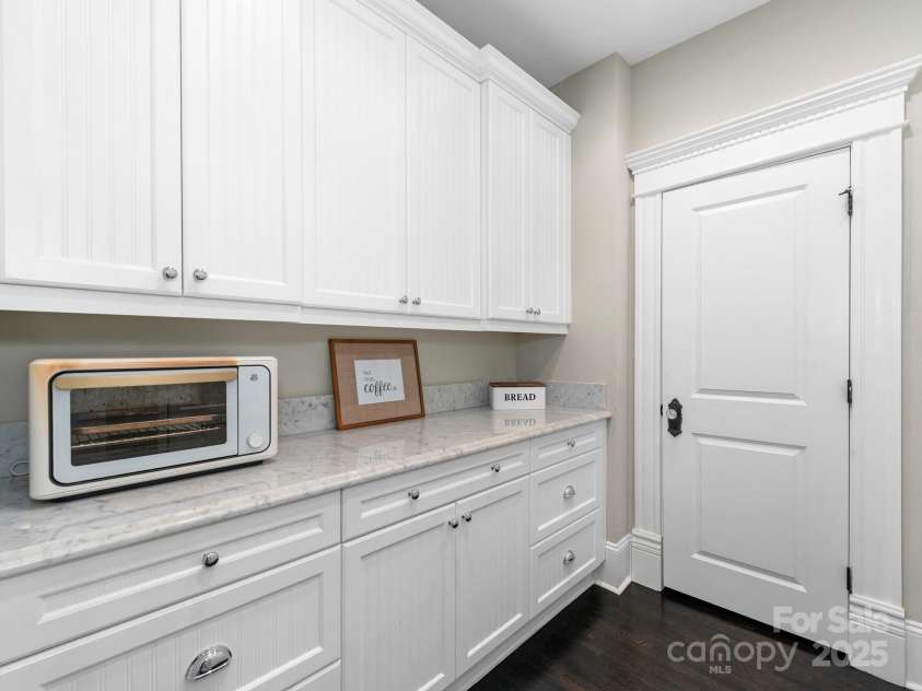 2030 Radcliffe Avenue, Charlotte, NC 28207.  MLS# CAR4244350, YatesRealty ID 5498. Scuillery