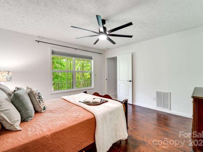 41 Kings Creek Drive, Sylva, NC 28779.  MLS# CAR4294977, YatesRealty ID 5498. 