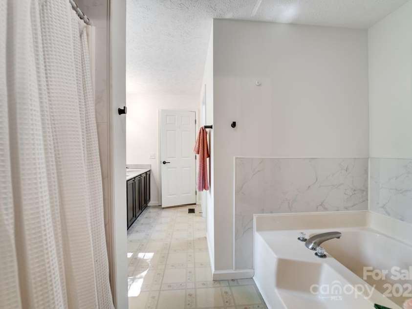 41 Kings Creek Drive, Sylva, NC 28779.  MLS# CAR4294977, YatesRealty ID 5498. 
