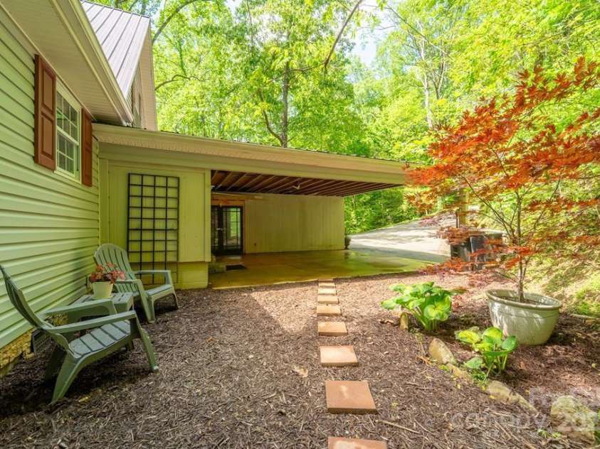 41 Kings Creek Drive, Sylva, NC 28779.  MLS# CAR4294977, YatesRealty ID 5498. 