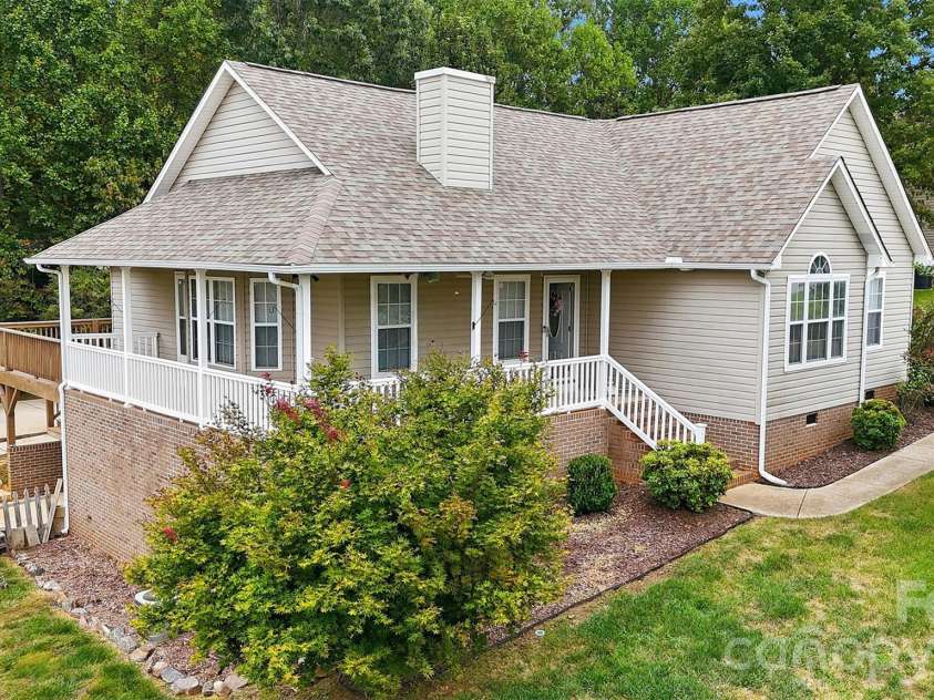 217 Sundance Circle, Statesville, NC 28625.  MLS# CAR4431690, YatesRealty ID 54983. 