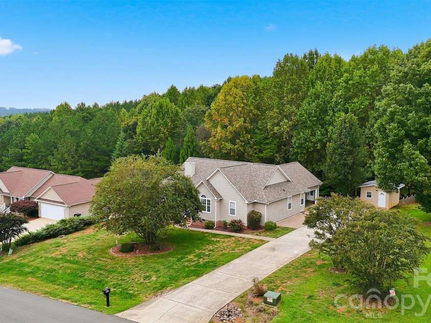 217 Sundance Circle, Statesville, NC 28625.  MLS# CAR4431690, YatesRealty ID 54983. 