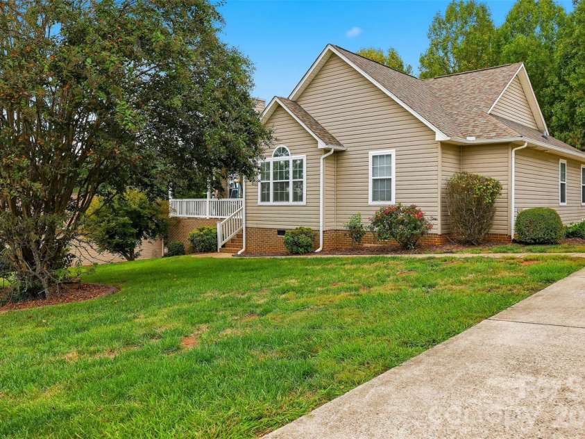 217 Sundance Circle, Statesville, NC 28625.  MLS# CAR4431690, YatesRealty ID 54983. 