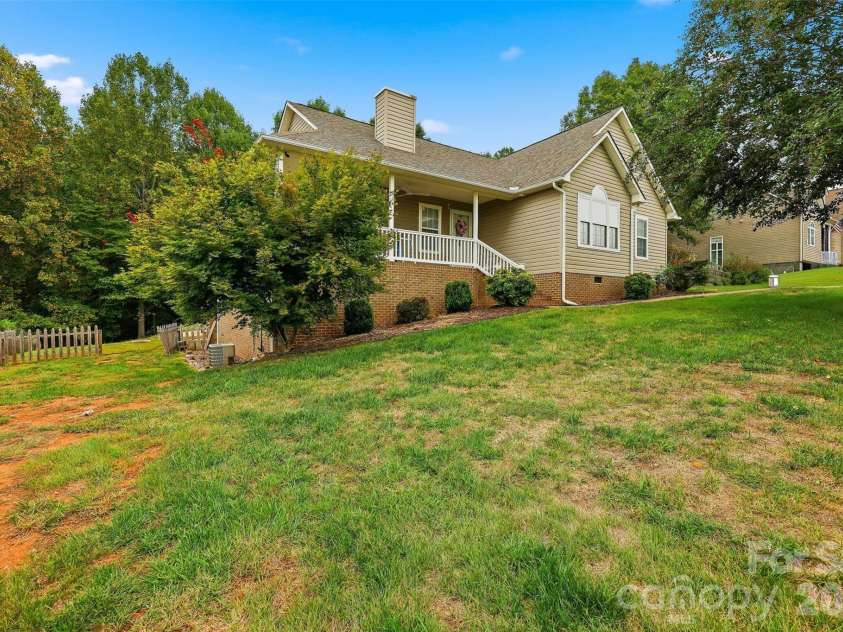 217 Sundance Circle, Statesville, NC 28625.  MLS# CAR4431690, YatesRealty ID 54983. 